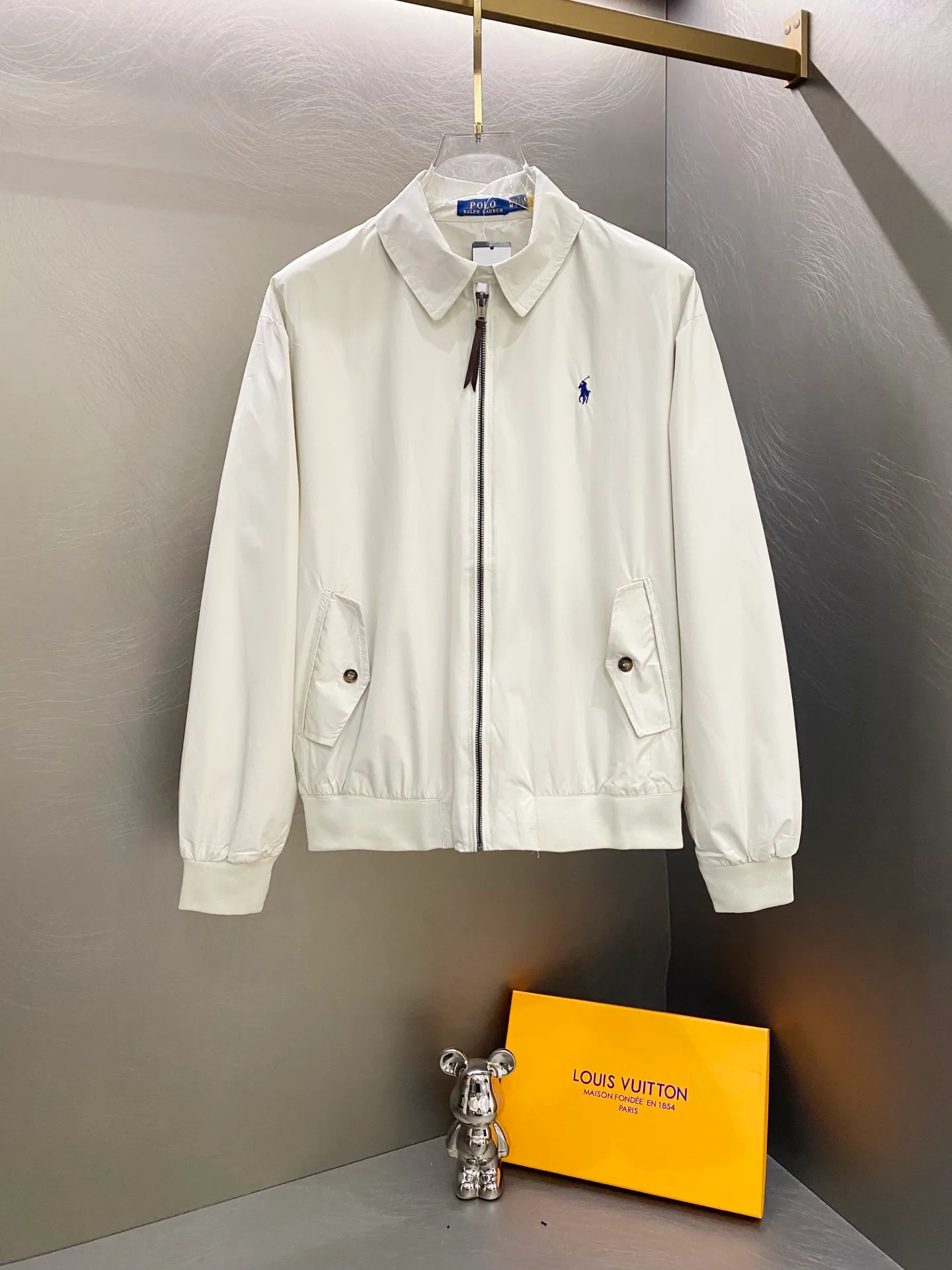 P310 Ralph Lauren Ralph Lauren polo official website celebrity unisex men's old money style veteran stand-up collar workwear Harrington waterproof jacket. Ralph has gone crazy this year. Tops worn by major Internet celebrities [original replica, top version] A must-have item for the new spring and autumn. It never goes out of style. I didn't expect that old money style is also a must when it comes to outdoor. Travel/outdoor/business, perfect for various scenes. Available in three colors, double-layered fabric, each color matches well, is lightweight, and has knitted threads at the cuffs and hem. Double layer fabric, warm and comfortable. The fabric has a double-layer shin feel and is full of weight! It's not as heavy as a regular jacket, and the ordinary cotton material feels really different. This one is super comfortable, feels soft and stylish, and has a retro movie fashion feel! The fit is loose but not baggy. The size is just right and not too picky. The dropped shoulder design modifies the shoulder shape without making it look bulky. This silhouette is a style that will never go out of style after being worn for a long time. The upper body is also very durable and recognizable. The loose and reasonable fit can be worn by both men and women, making it easy to create a clean and refreshing youthful look. The embroidery on the chest is all German Oman embroidery fiber with original data. The embroidery technology is very particular about using Japanese Tajima machines to ensure the embroidery is exquisite and three-dimensional. Which is what I said is different from the ones on the market. The workmanship is a loose version and can be used by boys and girls!! Color: Khaki Navy Blue Black Off-White Size: S M L XL Length: 68/70/72/74 Bust: 122/126/130/134 Shoulder width: 53/54/55/56 Sleeve length: 65/66/67/68